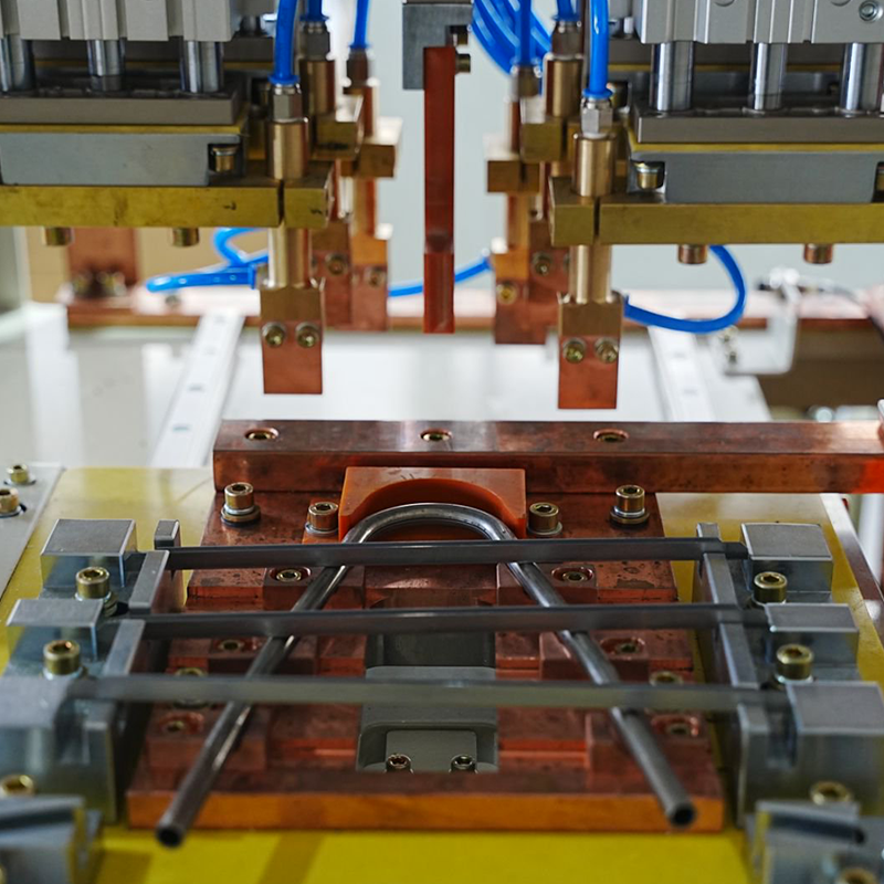 Máquina soldadora de soportes de bandejas para documentos y rieles ranurados